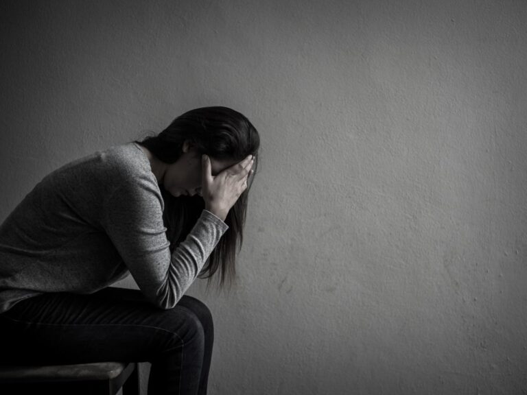 Depresja: Definicja, Przyczyny, Leczenie i Wpływ na Życie – Wyzwania, Profilaktyka i Nadzieje